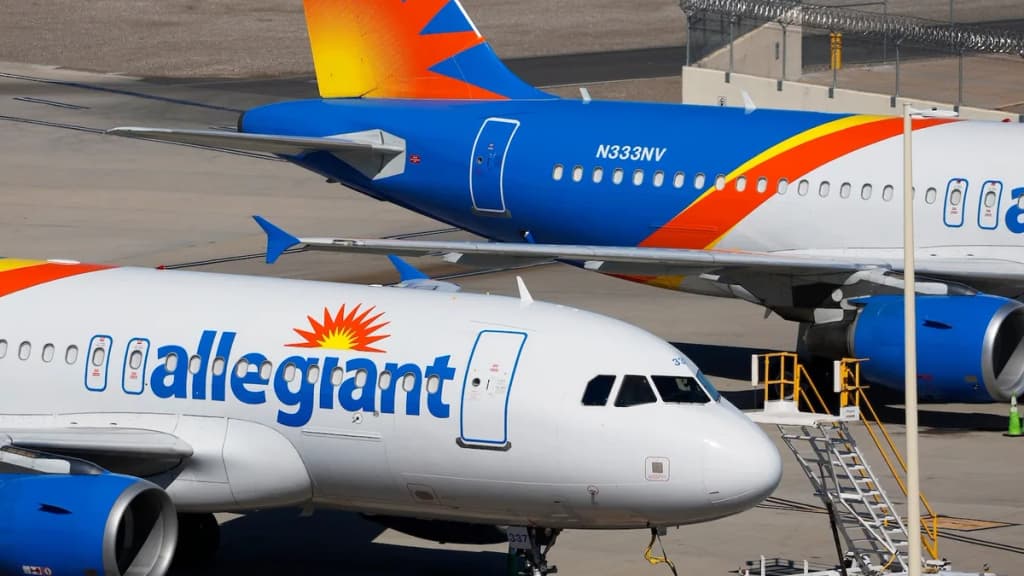 Understanding the mechanics of hyper-seasonal airline routes