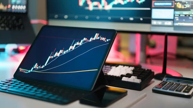 XRP market analysis: evaluating the $1 support level and trader positioning